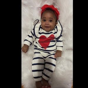 Pre-loved old navy 2 piece outfit size 3-6 months. Excellent condition!